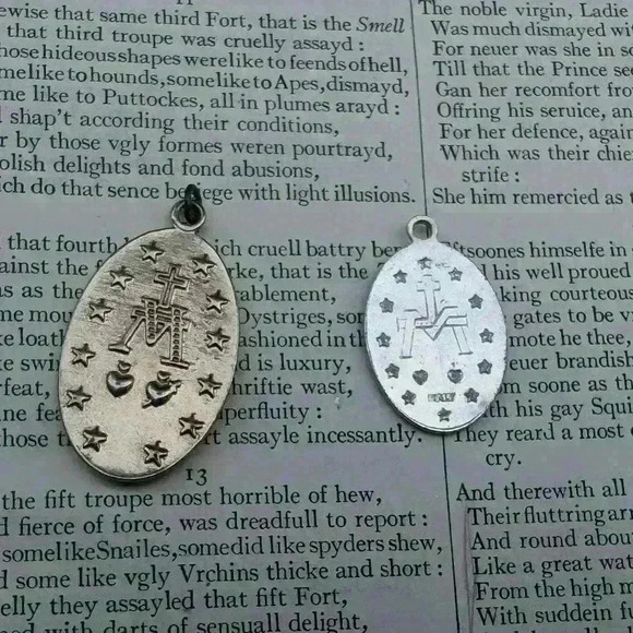 Two Madonna Virgin Mary charms - Picture 8 of 9